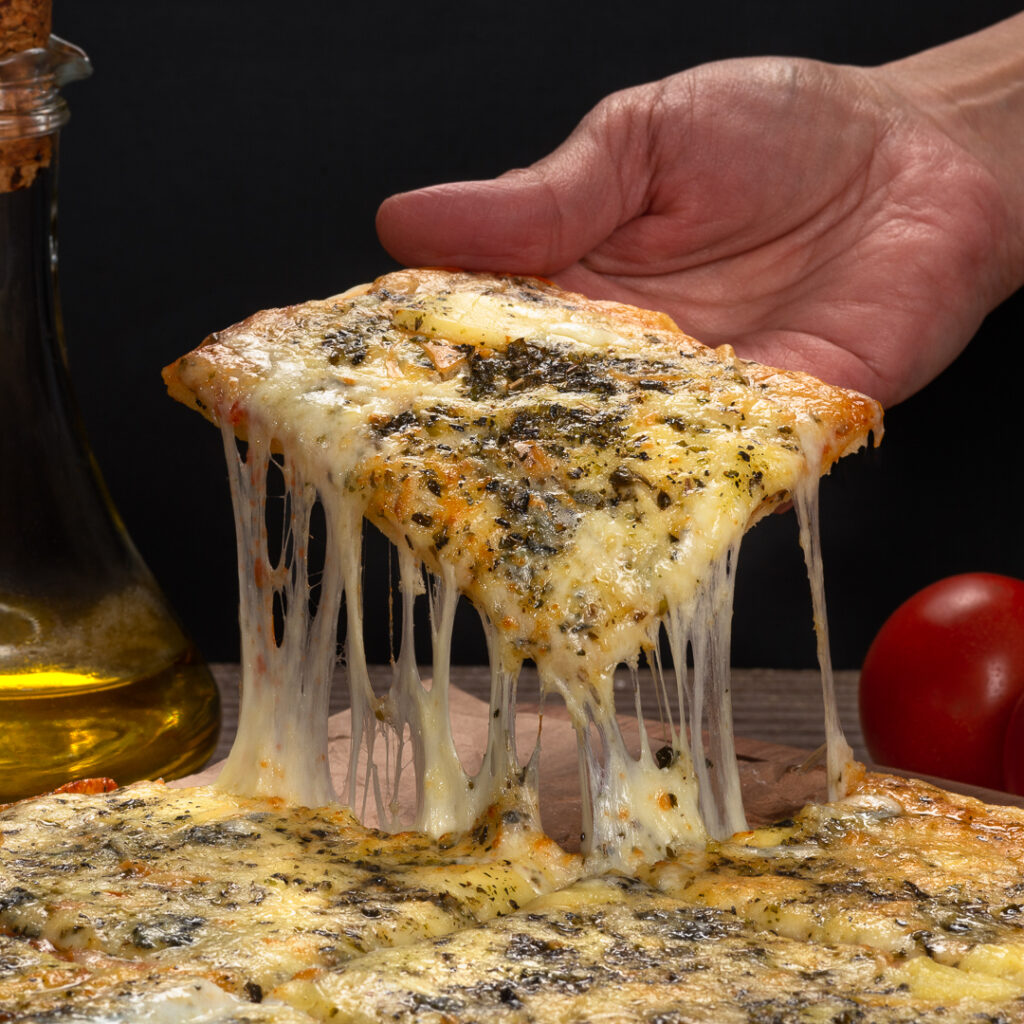 fatia de pizza queijo puxando